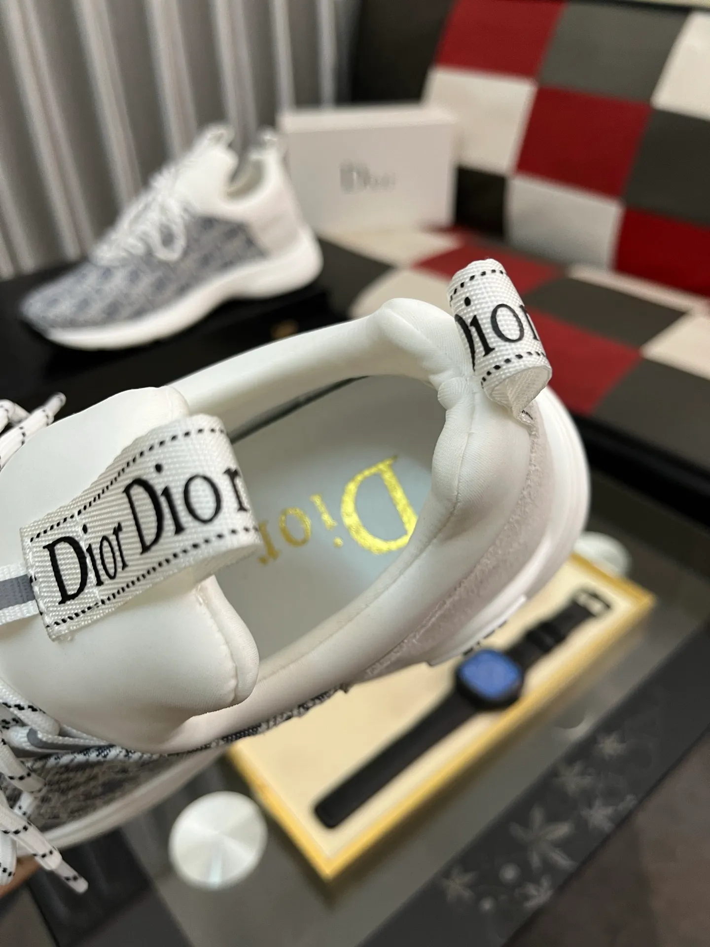 Men's Men's Shoes💰440⌚️⌚️ Dior's casual and sporty style combines the elements of dad's bag-soled shoes, successfully breaking through the dad shoe style that has been on the streets in recent years, and becoming a beautiful landscape in luxury goods. The fabric is high mercerized with breathable mesh, and the mesh on both sides of the shoe is made of three layers of composite technology. The bottom process uses package molding fabrics: imported high mercerized 🐂 cowhide stitching with original customized D-shaped mesh code number: 38-443️⃣Colors available